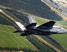 世俱杯2025-黑色风暴，当新疆铁骑撞碎圣城的银白剑客