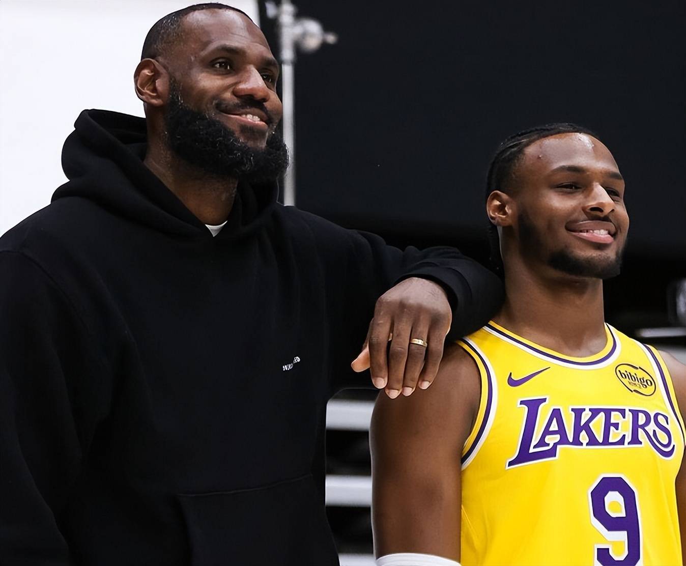 世俱杯改制-雄鹿主场力克湖人继续胜利