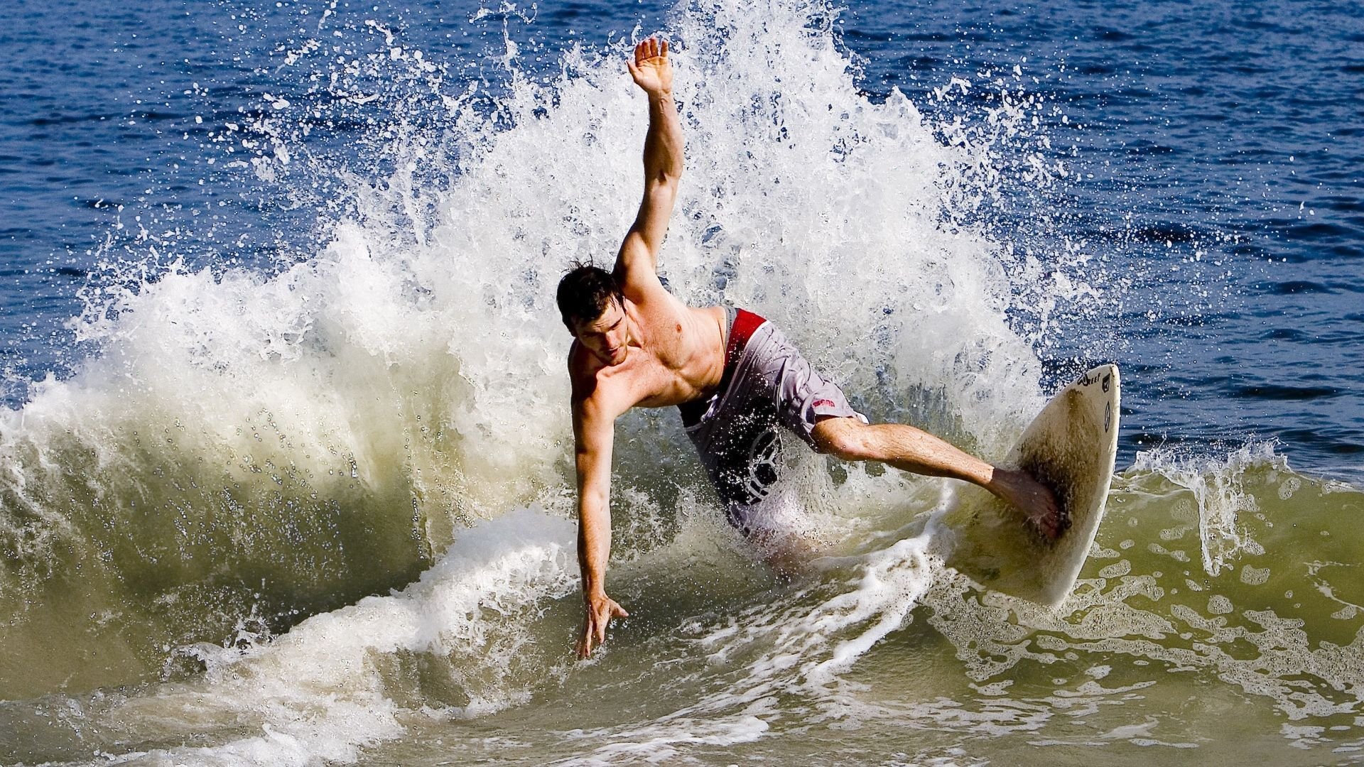 世俱杯决赛-全球棋局,当萨拉赫接管球场时,乌克兰正悄然带走日本